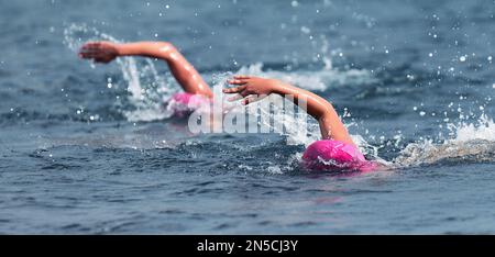 Nageurs de triathlon en route vers le haut de l'eau deux nageurs dans les courses de triathlon Banque D'Images