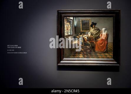 AMSTERDAM - la peinture du verre de vin par Johannes Vermeer lors de l'ouverture de l'exposition Vermeer au Rijksmuseum. Pour l'ouverture, des invités de tous les pays-Bas ont été invités qui ont un lien avec le nom Vermeer. L'exposition contient 28 des 37 œuvres réalisées par Johannes Vermeer. ANP KOEN VAN WEEL pays-bas hors - belgique hors Banque D'Images