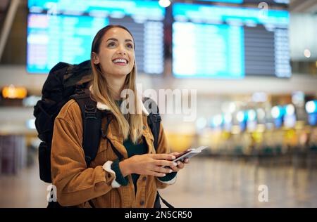 Femme à l'aéroport, voyage et sac à dos avec passeport, billet d'avion et documents d'immigration, voyage et horaire. Personne heureuse, document d'identité Banque D'Images