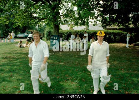 Les équipes de cricket locales du village dans le Wiltshire, 1978 Banque D'Images