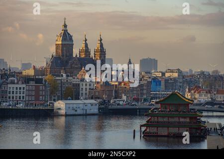 Vue sur les toits de la vieille ville d'Amsterdam depuis la galerie d'observation du musée des sciences NEMO en direction de l'église Saint-Nicolas Banque D'Images