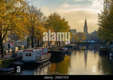 Regarder Geldersekade Amsterdam, pays-Bas. De Prins Hendrikkade St. Banque D'Images