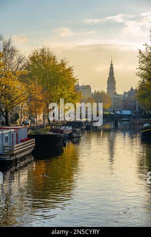 Regarder Geldersekade Amsterdam, pays-Bas. De Prins Hendrikkade St. Banque D'Images