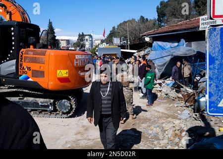 Hatay, Turquie. 1st janvier 2020. Un homme âgé marche malheureusement seul dans la zone du tremblement de terre. La Turquie a connu le plus grand tremblement de terre de ce siècle dans la région frontalière avec la Syrie. Le tremblement de terre a été mesuré à une magnitude de 7,7. (Credit image: © Murat Kocabas/SOPA Images via ZUMA Press Wire) USAGE ÉDITORIAL SEULEMENT! Non destiné À un usage commercial ! Banque D'Images