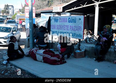 Hatay, Turquie. 1st janvier 2020. Une femme pleure près du corps de son mari mort après l'épave du tremblement de terre. La Turquie a connu le plus grand tremblement de terre de ce siècle dans la région frontalière avec la Syrie. Le tremblement de terre a été mesuré à une magnitude de 7,7. (Credit image: © Murat Kocabas/SOPA Images via ZUMA Press Wire) USAGE ÉDITORIAL SEULEMENT! Non destiné À un usage commercial ! Banque D'Images