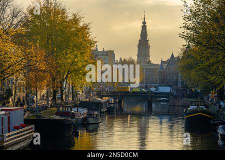 Regarder Geldersekade Amsterdam, pays-Bas. De Prins Hendrikkade St. Banque D'Images