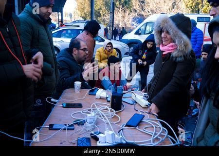 Hatay, Turquie. 1st janvier 2020. Les gens chargent leurs téléphones avec l'électricité fournie par le générateur apporté à la zone de tremblement de terre. La Turquie a connu le plus grand tremblement de terre de ce siècle dans la région frontalière avec la Syrie. Le tremblement de terre a été mesuré à une magnitude de 7,7. (Credit image: © Murat Kocabas/SOPA Images via ZUMA Press Wire) USAGE ÉDITORIAL SEULEMENT! Non destiné À un usage commercial ! Banque D'Images