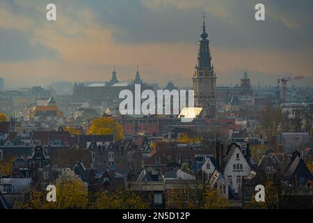 Vue sur les toits d'Amsterdam vers la flèche du Zuiderkerk depuis le pont d'observation de la bibliothèque publique OBA Oosterdock d'Amster Banque D'Images