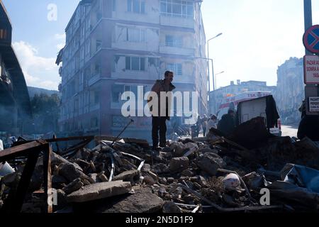 Hatay, Turquie. 1st janvier 2020. Un homme debout parmi les décombres appelle des noms de parents dans l'espoir d'une réponse. La Turquie a connu le plus grand tremblement de terre de ce siècle dans la région frontalière avec la Syrie. Le tremblement de terre a été mesuré à une magnitude de 7,7. (Credit image: © Murat Kocabas/SOPA Images via ZUMA Press Wire) USAGE ÉDITORIAL SEULEMENT! Non destiné À un usage commercial ! Banque D'Images