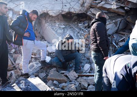 Hatay, Turquie. 1st janvier 2020. Un homme pleure alors que d'autres tentent de rechercher les membres de sa famille qui sont piégés sous les décombres. La Turquie a connu le plus grand tremblement de terre de ce siècle dans la région frontalière avec la Syrie. Le tremblement de terre a été mesuré à une magnitude de 7,7. (Credit image: © Murat Kocabas/SOPA Images via ZUMA Press Wire) USAGE ÉDITORIAL SEULEMENT! Non destiné À un usage commercial ! Banque D'Images