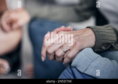 Tenir les mains, prier ou traiter avec le groupe, soutenir et adorer avec la santé mentale, la foi et l'empathie pour les personnes en crise. Psychologie, confiance et Banque D'Images