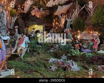 Une scène de Nativité, avec Jésus, la Vierge Marie et des figurines animales Banque D'Images