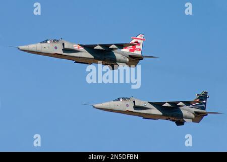 2 Royal Air Force Sepecat les Jaguars GR3A XZ103 et XZ112 effectuant une course et une rupture sur la piste 31. Banque D'Images