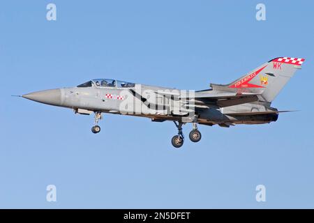 Royal Air Force Panavia Tornado GR4 [ZG774] en finale courte piste 32. Banque D'Images