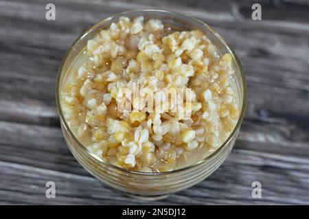 Recette de baies de blé de la BALEgyptienne belila, Un nourrissant style égyptien chaud de céréales poding baies de blé bol petit déjeuner, sucré avec du sucre, il' Banque D'Images