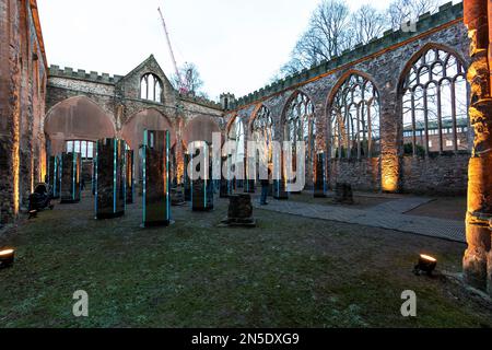 Installation DE CONTINUUM par ILLUMAPHONIUM dans le corps de Temple Church, Temple Gardens. Miroir et mouvement activés pour produire du son et de la lumière. Bristo Banque D'Images