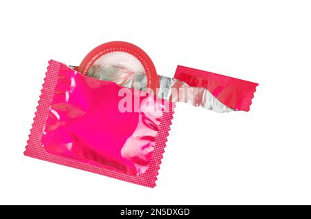 Condom rose isolé sur fond blanc, chemin de découpe enregistré. Banque D'Images