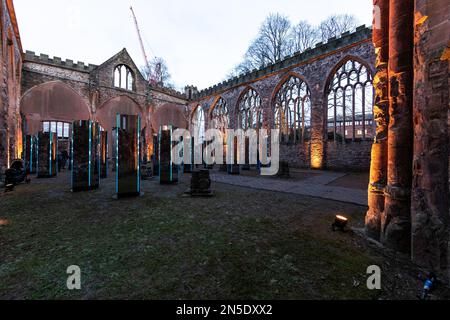 Installation DE CONTINUUM par ILLUMAPHONIUM dans le corps de Temple Church, Temple Gardens. Miroir et mouvement activés pour produire du son et de la lumière. Bristo Banque D'Images