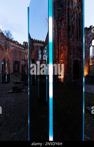 Installation DE CONTINUUM par ILLUMAPHONIUM dans le corps de Temple Church, Temple Gardens. Miroir et mouvement activés pour produire du son et de la lumière. Bristo Banque D'Images