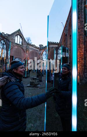 Installation DE CONTINUUM par ILLUMAPHONIUM dans le corps de Temple Church, Temple Gardens. Miroir et mouvement activés pour produire du son et de la lumière. Bristo Banque D'Images