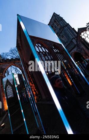 Installation DE CONTINUUM par ILLUMAPHONIUM dans le corps de Temple Church, Temple Gardens. Miroir et mouvement activés pour produire du son et de la lumière. Bristo Banque D'Images