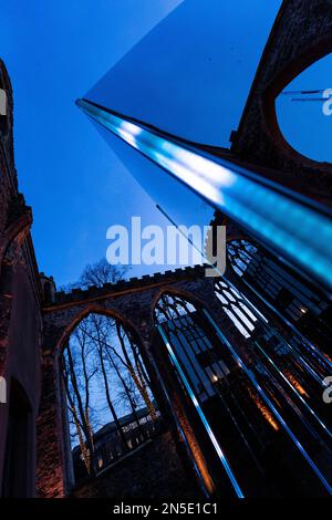 Installation DE CONTINUUM par ILLUMAPHONIUM dans le corps de Temple Church, Temple Gardens. Miroir et mouvement activés pour produire du son et de la lumière. Bristo Banque D'Images