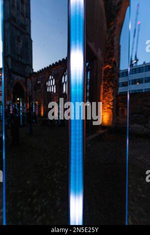 Installation DE CONTINUUM par ILLUMAPHONIUM dans le corps de Temple Church, Temple Gardens. Miroir et mouvement activés pour produire du son et de la lumière. Bristo Banque D'Images