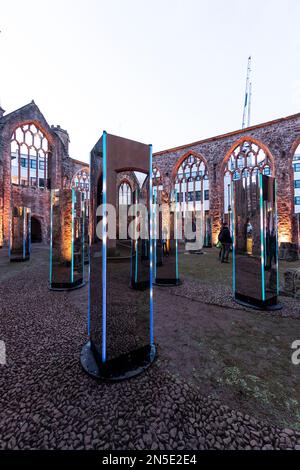 Installation DE CONTINUUM par ILLUMAPHONIUM dans le corps de Temple Church, Temple Gardens. Miroir et mouvement activés pour produire du son et de la lumière. Bristo Banque D'Images