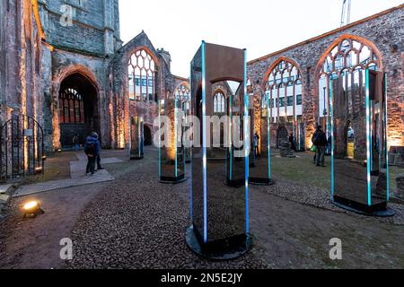 Installation DE CONTINUUM par ILLUMAPHONIUM dans le corps de Temple Church, Temple Gardens. Miroir et mouvement activés pour produire du son et de la lumière. Bristo Banque D'Images