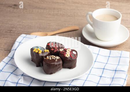 En-cas de boule de chocolat sur une assiette blanche Banque D'Images