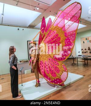 Warwickshire, Angleterre 9 février 2023.Compton Verney accueille la toute première exposition consacrée au costume et aux coutumes populaires britanniques. Notting Hilland Leeds Carnival Compton Verney du 11 février au 11 juin 2023 Paul Quezada-Neiman/Alamy Live News Banque D'Images