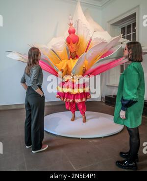 Warwickshire, Angleterre 9 février 2023.Compton Verney accueille la toute première exposition consacrée au costume et aux coutumes populaires britanniques. Notting Hill et Leeds Carnival Compton Verney du 11 février au 11 juin 2023 Paul Quezada-Neiman/Alamy Live News Banque D'Images