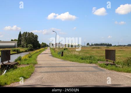 Prairies et routes dans la région de Zuidplaspolder où le nouveau village sera construit aux pays-Bas Banque D'Images