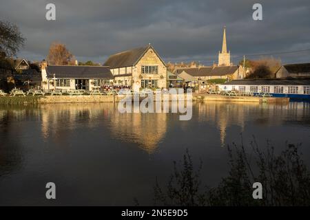 Le pub Riverside et l'église Saint-Laurent au bord de la Tamise, Lechlade-on-Thames, Gloucestershire, Angleterre, Royaume-Uni, Europe Banque D'Images