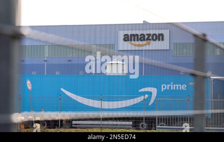 09 février 2023, Basse-Saxe, Winsen (Luhe) : un camion conduit au-dessus du centre logistique Amazon de Winsen. Le tribunal administratif de Hanovre est en cours d'examen pour déterminer si la surveillance constante des employés du détaillant en ligne Amazon est légale. Amazon Logistik Winsen GmbH poursuit Thiel, le commissaire à la protection des données de la Basse-Saxe, dans une affaire de surveillance de la protection des données. (À dpa 'le tribunal administratif négocie le contrôle des employés chez Amazon') photo : Daniel Bockwoldt/dpa Banque D'Images