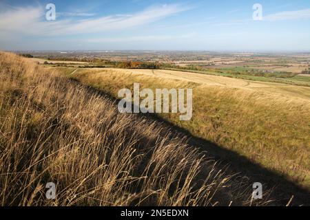 Rampe et fossé de la colline de l'âge de fer du château d'Uffington avec vue sur la vallée du Cheval blanc en arrière-plan, près de Wantage, Oxfordshire, Angleterre Banque D'Images