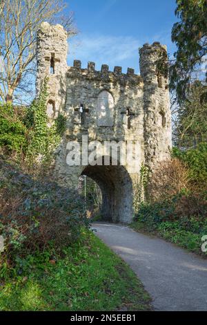 Fausse porte médiévale construite sur le site du château d'origine dans le parc du château de Reigate, Reigate, Surrey, Angleterre, Royaume-Uni, Europe Banque D'Images