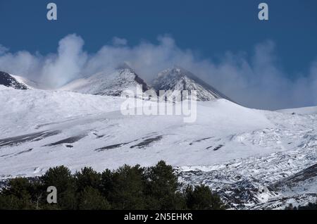 Volcan Etna en éruption de l'embouchure du cratère Sud-est en hiver Sicile, Italie Banque D'Images