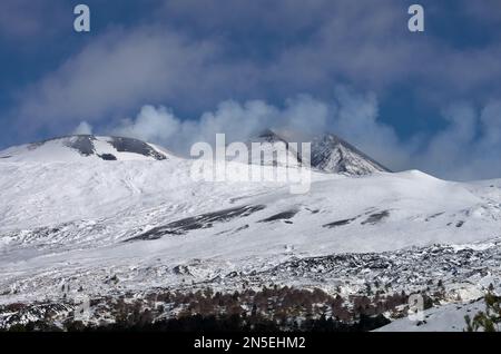 Le volcan Etna éclate des bouches des cratères du Sud-est en hiver Sicile, Italie Banque D'Images