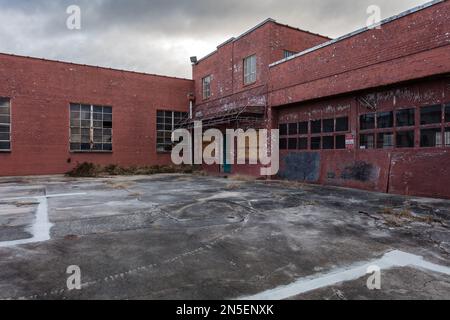 Garage de réparation automobile abandonné en brique rouge dans la petite ville rurale de Géorgie le jour couvert Banque D'Images