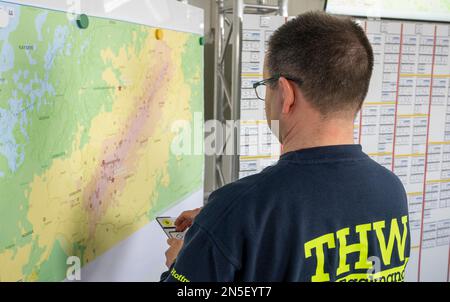 Ulm, Allemagne. 09th févr. 2023. Le coordinateur Steffen Hoffmann se trouve devant une carte dans le centre logistique de THW. Dans le cadre de l'aide au tremblement de terre du gouvernement allemand, les secours pour la région sinistrée Turquie/Syrie sont fournis d'ici. Credit: Stefan Puchner/dpa/Alay Live News Banque D'Images