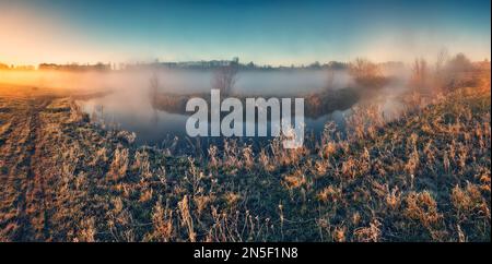 Brouillard sur la rivière en début de matinée, un jour d'automne. Nature de l'Ukraine Banque D'Images