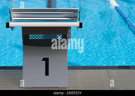 Plates-formes de départ avec le numéro 1 pour les courses et les compétitions de natation. Piscine à partir du bloc n°1. Sport et natation Banque D'Images