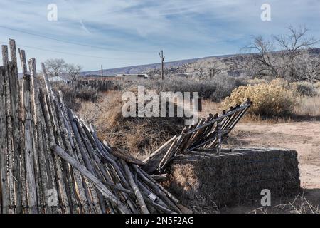 Barrière en bois de poteau en ruine devant le paysage du désert vista lors d'une belle journée au Nouveau-Mexique Banque D'Images