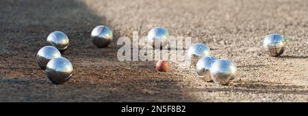 Boules de pétanque boules boules de boules sur le fond de sable gravier court, jeu de pétanque sur le sol. Balles et un petit cric en bois Banque D'Images