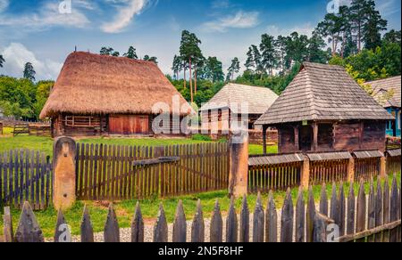 Magnifique vue d'été sur les maisons paysannes roumaines traditionnelles. Fabuleuse scène rurale de Transylvanie, Roumanie, Europe. Beauté de la campagne concept bac Banque D'Images