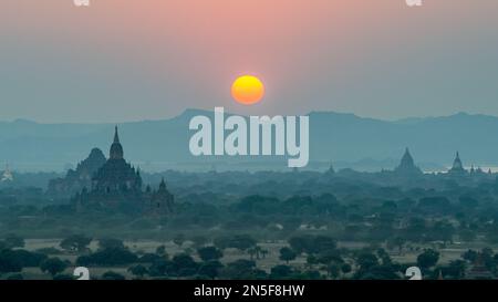 Coucher de soleil à Bagan, Myanmar. Bagan a été la capitale du Myanmar du 9th au 13th siècle. Banque D'Images