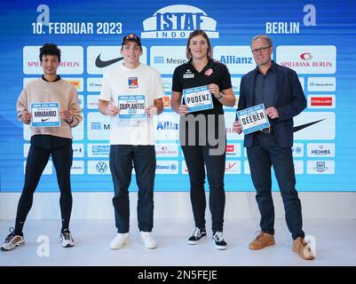 Berlin, Allemagne. 09th févr. 2023. Athlétisme : la championne du monde de saut long Malaika Mihambo (l-r), le détenteur du record mondial de saut à perche Armand Duplantis, la rameuse de disques Kristin Pudenz et le directeur de réunion Martin Seeber se tiennent à côté après la conférence de presse pour l'Istaf Indoor. L'épreuve d'athlétisme aura lieu le 10 février 2023 à l'arène Mercedes-Benz de Berlin. Crédit : Soeren Stache/dpa/Alay Live News Banque D'Images