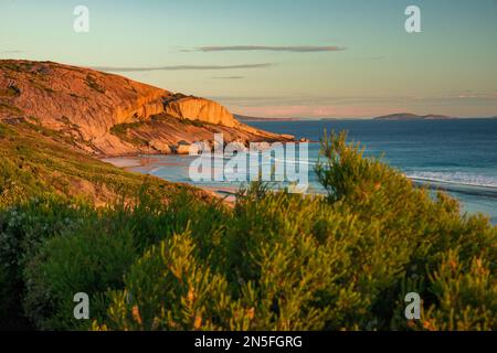 Vue panoramique sur la côte de la falaise et Cable Beach au parc national de Torndirrup, Albany, Australie occidentale, océan Austral sauvage, ciel bleu, copier l'espace. Banque D'Images