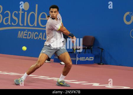 Arthur fils (FRA) en action contre Roberto Bautista-Agut (SPA) lors de l'Open Sud de France 2023, tournoi de tennis ATP 250 sur 8 février 2023 à l'Arena Sud de France à Perols près de Montpellier, France - photo: Patrick Cannaux/DPPI/LiveMedia Banque D'Images
